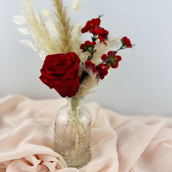 Vase rose éternelle et fleurs séchées