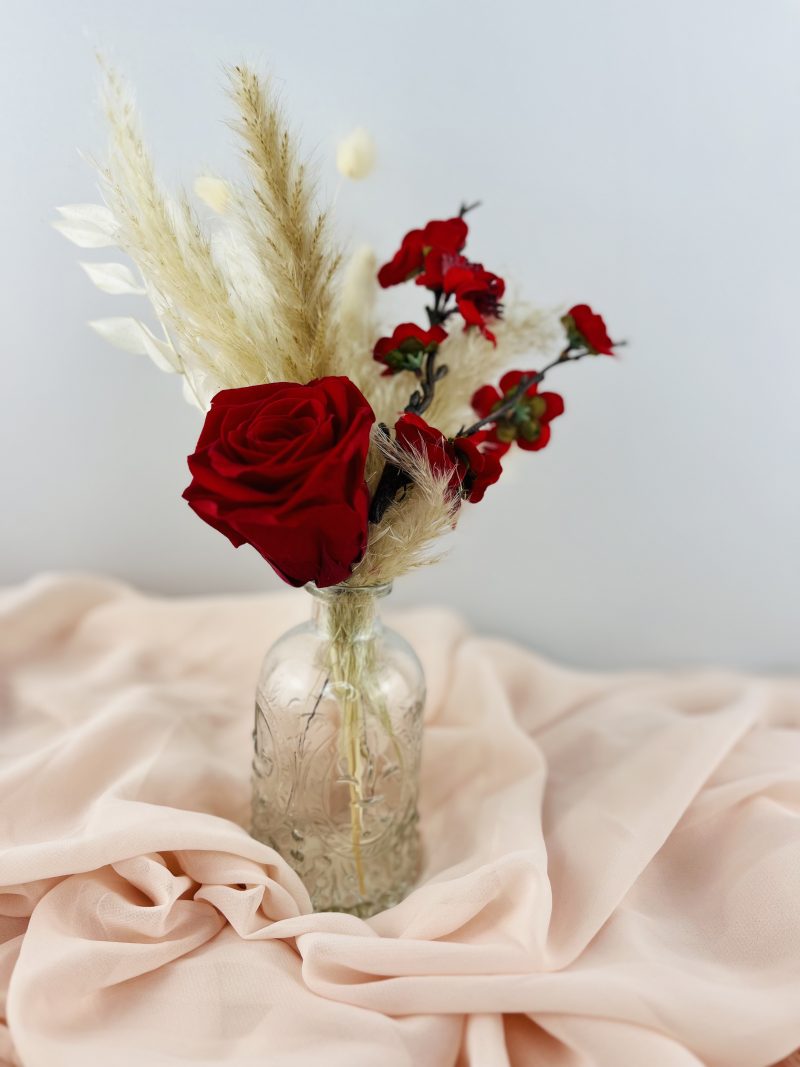 Vase rose éternelle et fleurs séchées